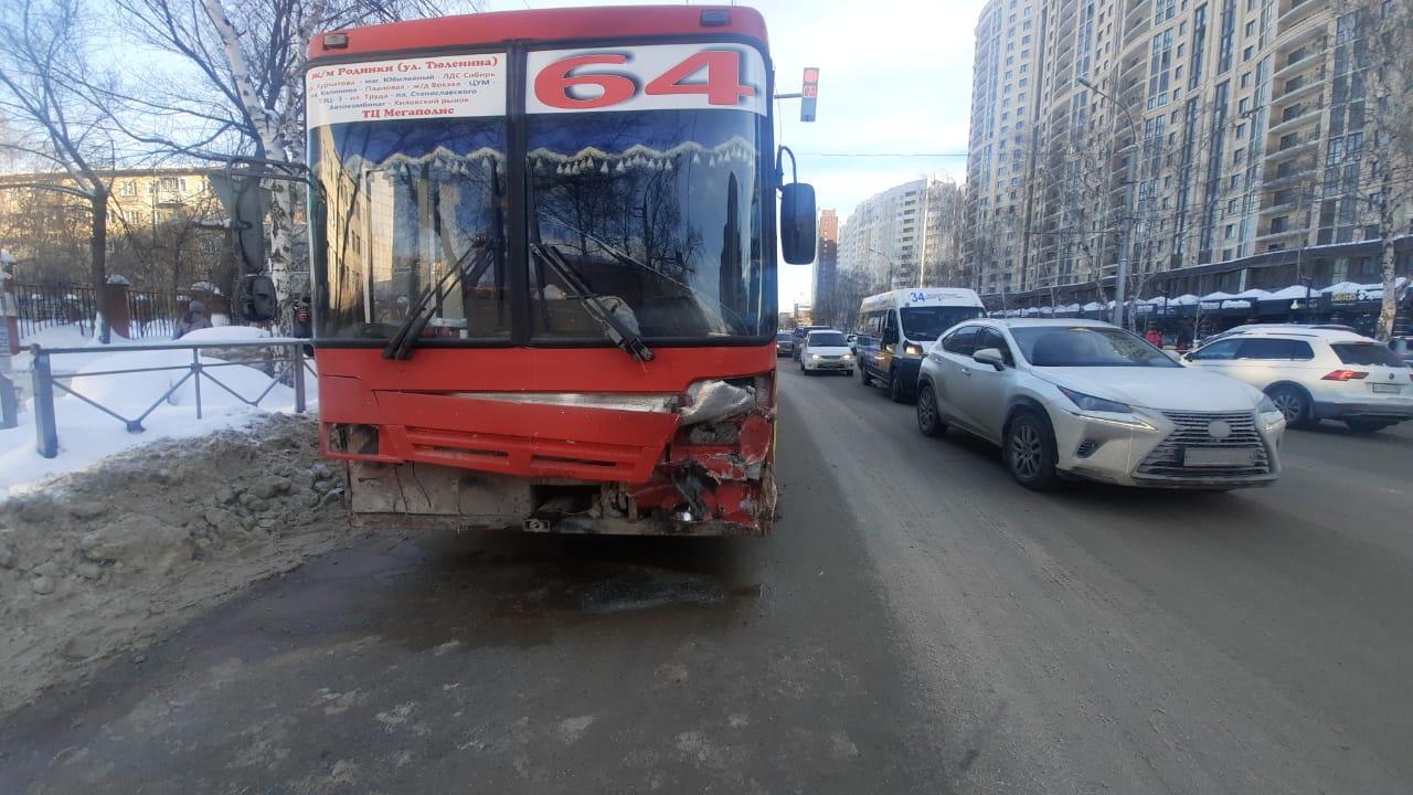 Фото В Новосибирске 25-летний водитель Subaru госпитализирован после ДТП с автобусом № 64 2